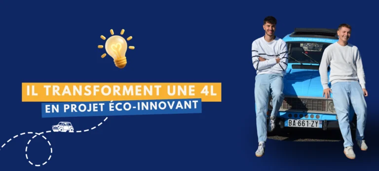 Clément et célestin assis sur une 4L bleue