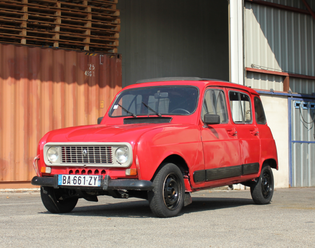 Voiture 4L rouge