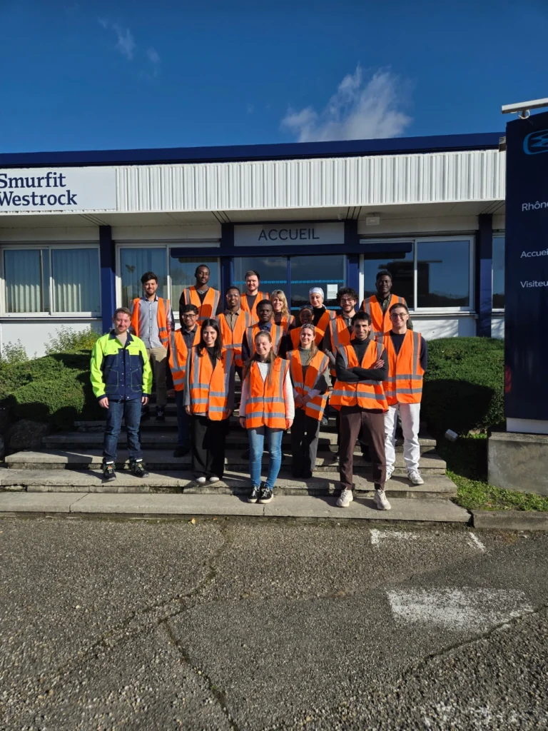 Photo d'étudiants en visite dans l'entreprise partenaire Smurfit