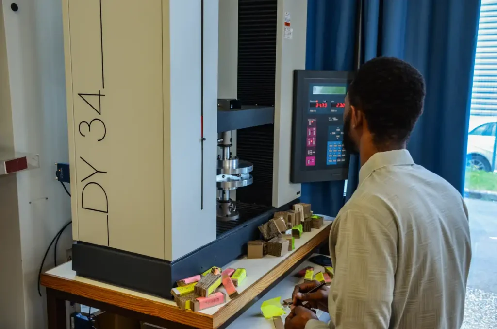 Photo d'un étudiant qui travaille au labo