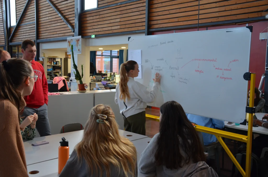 Photo d'un groupe d'étudiants qui travaillent ensemble