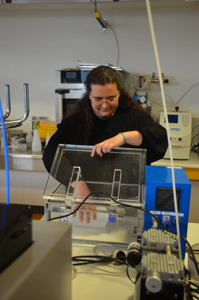 Photo d'une étudiante qui fait des tests labo