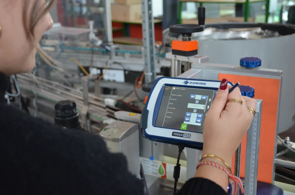 Photo d'une étudiante qui utilise une machine