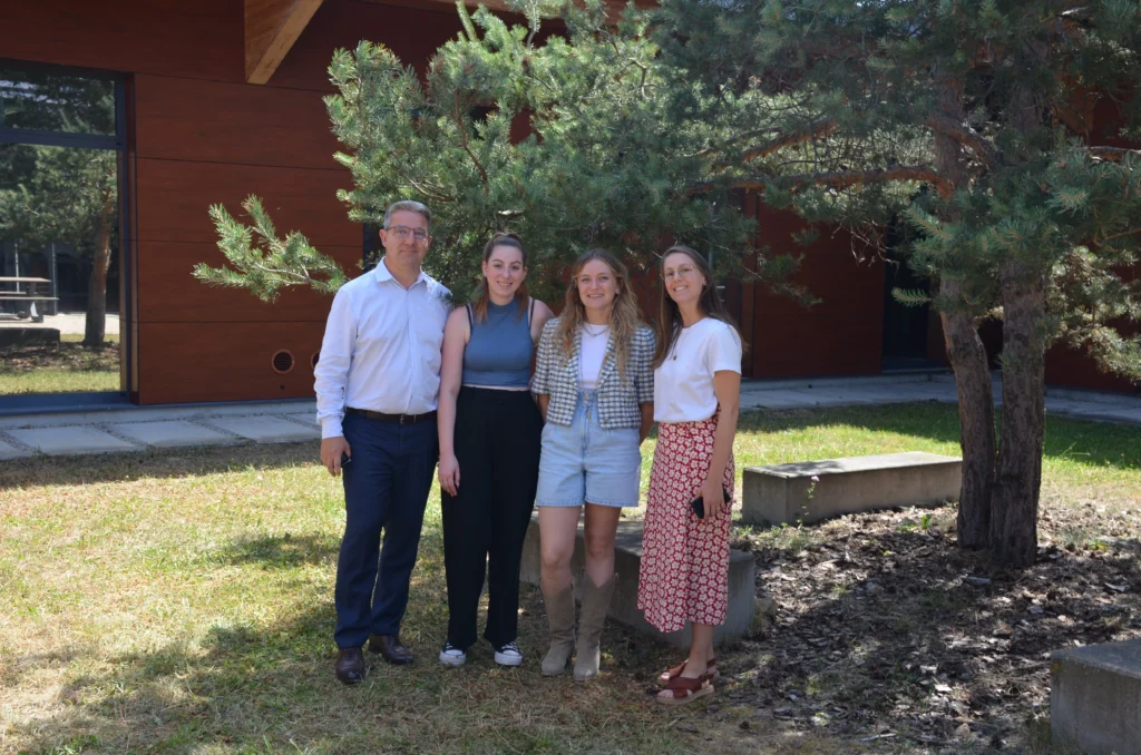 Photo d'étudiants avec leur tuteur
