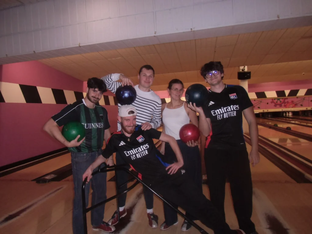 photo d'étudiants au bowling