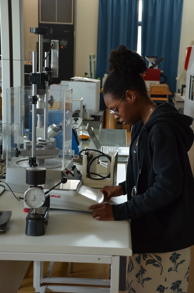 Photo d'une étudiante qui fais des tests
