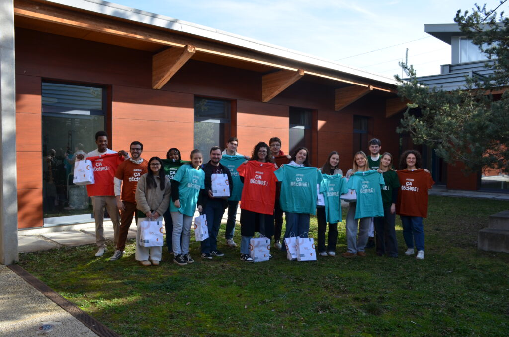 Photo d'étudiants avec leur kit IPC