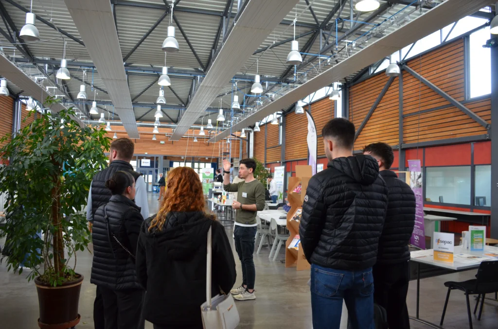 Photo de l'atelier avec des étudiants qui visitent l'école