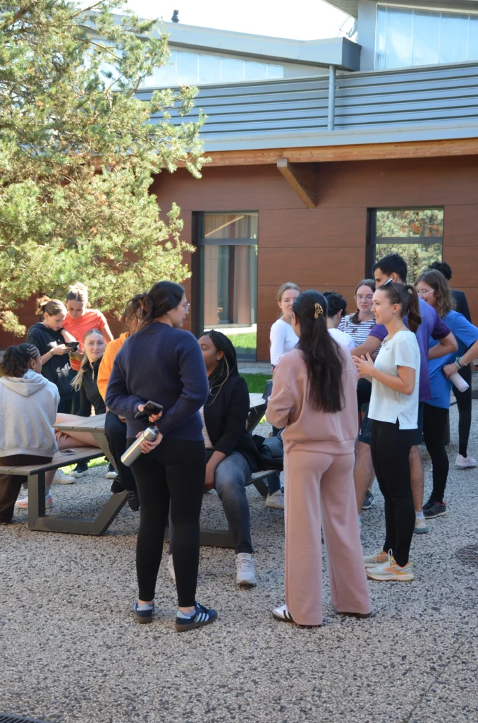 Photo du patio de l'école avec des étudiants