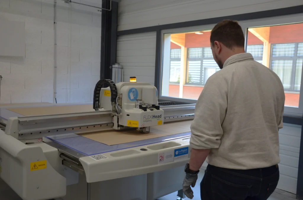 RCEIC-_21_ étudiant qui fais un prototype carton sur une machine