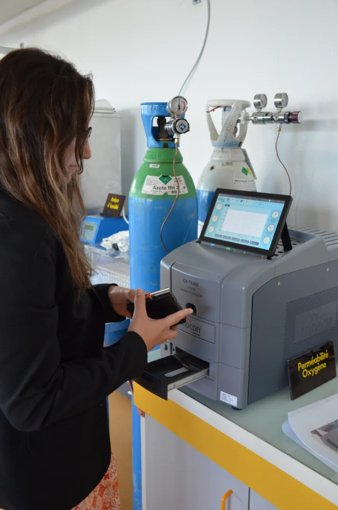 Personne qui fait un test en labo
